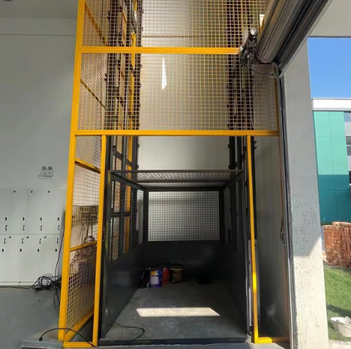 广丰导轨式升降机助力物流园破解运输难题