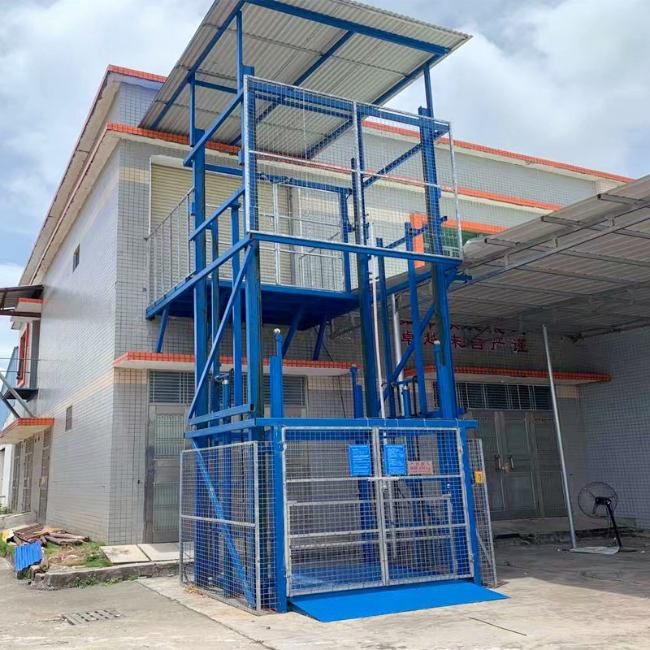广丰建材厂室外升降货梯安装